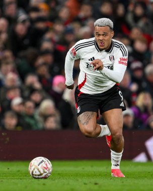 Fulham 'dan Rodrigo Muniz, 2 Mart 2025' te Birleşik Krallık 'ın Old Trafford kentinde oynanan 5. Raund Manchester United - Fulham karşılaşmasında topla bir çıkış yaptı.