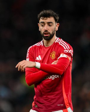 Manchester United 5. Raundda Manchester United ile Manchester United 'ın Old Trafford, Manchester, İngiltere' de oynadığı 5. Raund karşılaşmasında Bruno Fernandes, 2 Mart 2025