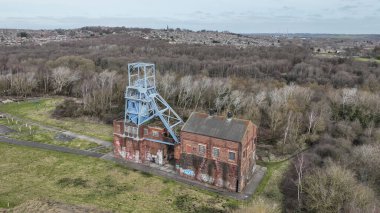3 Mart 2025 'te İngiltere' deki madencilerin grevinin 40. yıldönümünde Barnsley Maden ocağı başlığı ve sarmal takımının hava görüntüsü anıldı.
