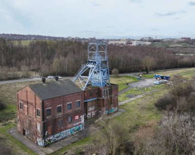3 Mart 2025 'te İngiltere' deki madencilerin grevinin 40. yıldönümünde Barnsley Maden ocağı başlığı ve sarmal takımının hava görüntüsü anıldı.