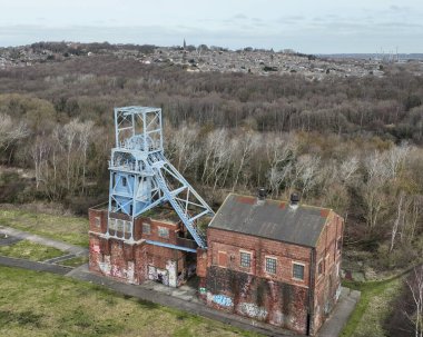 3 Mart 2025 'te İngiltere' deki madencilerin grevinin 40. yıldönümünde Barnsley Maden ocağı başlığı ve sarmal takımının hava görüntüsü anıldı.