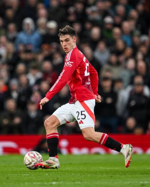 Manchester United 'dan Manuel Ugarte, 2 Mart 2025 tarihinde Birleşik Krallık' ın Old Trafford kentinde oynanan 5. Raund Manchester United - Fulham karşılaşmasında topla bir çıkış yaptı.