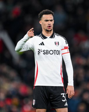 Fulham 'dan Antonee Robinson, 2 Mart 2025 tarihinde Birleşik Krallık Old Trafford' da oynanan 5. Raund Manchester United maçında takımına talimat verdi.