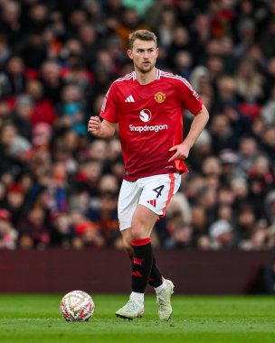 Manchester United takımından Matthijs de Ligt, Birleşik Krallık 'ın Old Trafford kentinde oynanan 5. Raund Manchester United - Fulham maçında topu kırıyor.
