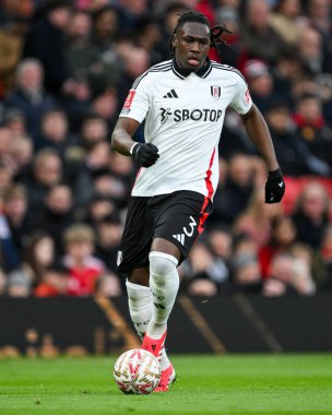 Fulham 'dan Calvin Bassey, 2 Mart 2025 tarihinde Manchester United ile Old Trafford, Manchester, İngiltere' de oynanan 5.