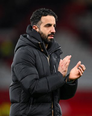 Manchester United 'ın Ruben Amorim Menajeri, 2 Mart 2025 tarihinde Birleşik Krallık' ın Old Trafford kentinde oynanan 5. Raunt Manchester United - Fulham karşılaşmasında taraftarları alkışlıyor.