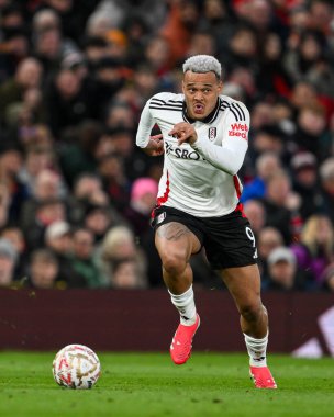 Fulham 'dan Rodrigo Muniz, 2 Mart 2025' te Birleşik Krallık 'ın Old Trafford kentinde oynanan 5. Raund Manchester United - Fulham karşılaşmasında topla bir çıkış yaptı.