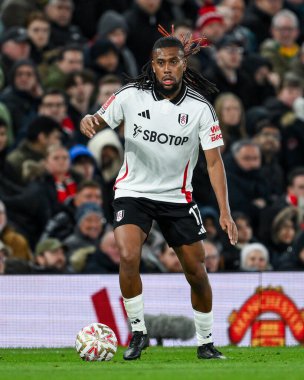 Fulham 'dan Alex Iwobi, 2 Mart 2025 tarihinde Birleşik Krallık' ın Old Trafford kentinde oynanan 5. Raund Manchester United - Fulham karşılaşmasında topla bir çıkış yaptı.