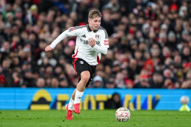 Fulham 'dan Emile Smith Rowe, 2 Mart 2025' te Birleşik Krallık 'ın Old Trafford kentinde oynanan 5. Raund Manchester United - Fulham karşılaşmasında topla bir çıkış yaptı.