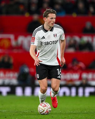 Fulham 'dan Sander Berge, 2 Mart 2025' te Birleşik Krallık 'ın Old Trafford kentinde oynanan 5. Raund Manchester United - Fulham maçında topa vuruyor.