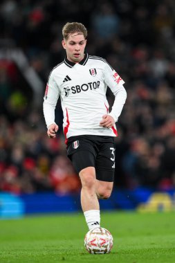 Fulham 'dan Emile Smith Rowe, 2 Mart 2025' te Birleşik Krallık 'ın Old Trafford kentinde oynanan 5. Raund Manchester United - Fulham karşılaşmasında topla bir çıkış yaptı.