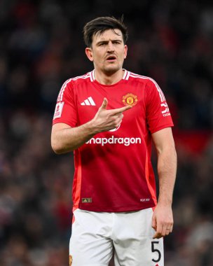 Manchester United 'dan Harry Maguire, 2 Mart 2025 tarihinde Birleşik Krallık' ın Old Trafford kentinde oynanan 5.