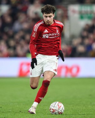 Nottingham Ormanı 'ndan Neco Williams, Birleşik Krallık' ın Nottingham şehrinde oynanan 5. tur Nottingham Forest - Ipswich Town maçı sırasında topa vuruyor.