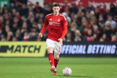 Nottingham Ormanı 'ndan Elliot Anderson, Nottingham City Ground, Nottingham, İngiltere' de oynanan 5. Raund Nottingham Forest - Ipswich Town maçında pas attı.