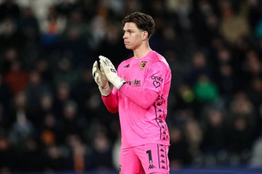 Hull City 'den Ivor Pandur, 4 Mart 2025' te MKM Stadyumu 'nda Hull City - Plymouth Argyle maçında takım arkadaşlarını alkışlıyor.