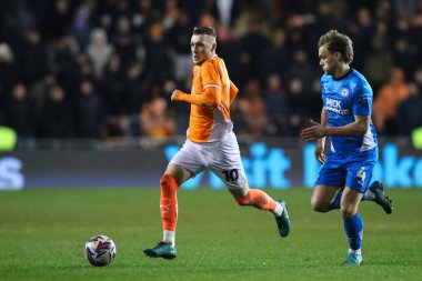 Blackpool 'dan Sonny Carey, 4 Mart 2025' te Bloomfield Road, Blackpool 'da oynanan Blackpool-Peterborough United maçında topu aldı.