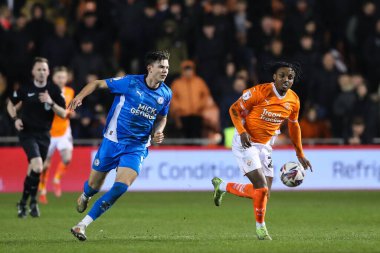 Blackpool 'dan Niall Ennis, 4 Mart 2025' te Bloomfield Road, Blackpool 'da oynanan Blackpool-Peterborough United maçında topla koşuyor.