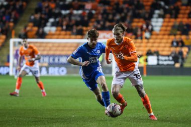 Blackpool takımından Hayden Coulson, 4 Mart 2025 'te Bloomfield Road, Blackpool' da oynanan Blackpool-Peterborough United maçında topla birlikte ilerliyor.