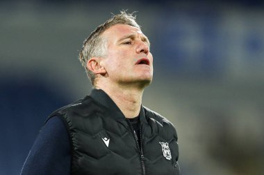 Wrexham teknik direktörü Phil Parkinson 4 Mart 2025 'te John Smith Stadyumu' nda oynanan Huddersfield Town-Wrexham maçında Sky Bet 1 'in önünde.