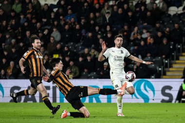 Hull City 'den Alfie Jones topu Plymouth Argyle takımından Julio Pleguezuelo' dan alıyor. 4 Mart 2025 'te MKM Stadyumu' nda Hull City - Plymouth Argyle maçında.