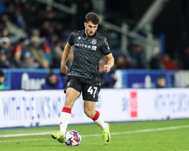 Wrexham 'dan Ryan Longman, 4 Mart 2025' te John Smith Stadyumu 'nda oynanan Huddersfield Town-Wrexham maçında ileri doğru süzülüyor.