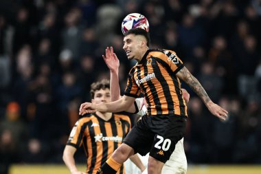 Hull City 'den Gustavo Puerta, 4 Mart 2025' te MKM Stadyumu 'nda Hull City - Plymouth Argyle maçında yüksek topu kazanmak için sıçradı.