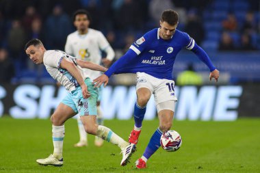 Cardiff City 'den Aaron Ramsey, Cardiff City Stadyumu' nda Cardiff City - Burnley maçında Burnley 'li Josh Cullen' ın baskısı altında, 4 Mart 2025