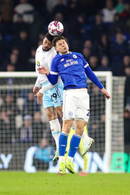 Cardiff City 'den Yusuf Salech ve Burnley' den Josh Laurent Cardiff City Stadyumu 'nda oynanan Sky Bet Şampiyonası maçında top için yarışıyorlar.