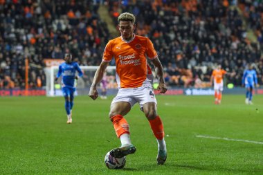 Blackpool 'dan Jordan Lawrence-Gabriel, 4 Mart 2025' te Bloomfield Road, Blackpool 'da oynanan Blackpool-Peterborough United maçında topu kontrol ediyor.