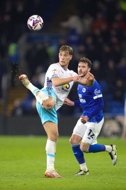 Burnley takımından Zian Flemming, Cardiff City Stadyumu 'nda oynanan Sky Bet Şampiyonası maçında topu geri sardı.
