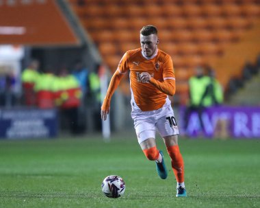 Blackpool 'dan Sonny Carey, 4 Mart 2025' te Bloomfield Road, Blackpool 'da oynanan Blackpool-Peterborough United maçında topu aldı.