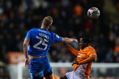 Peterborough United takımından Sam Hughes ve Blackpool takımından Niall Ennis, 4 Mart 2025 'te Bloomfield Road, Blackpool' da oynanan 1. Blackpool-Peterborough maçı sırasında top için mücadele ettiler.