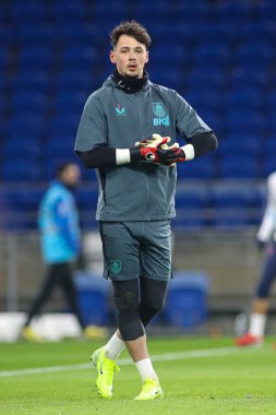 Burnley kalecisi James Trafford, Cardiff City Stadyumu 'nda oynanan Sky Bet Şampiyonası karşılaşması öncesinde ısınıyor.