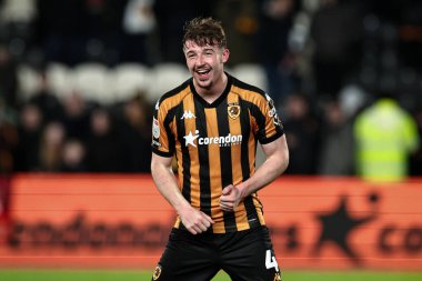 Hull City 'den Charlie Hughes, 4 Mart 2025' te Hull City 'nin MKM Stadyumu' nda Plymouth Argyle 'a karşı oynadığı Sky Bet Şampiyonası maçında galibiyeti kutluyor.