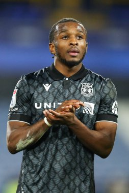 Wrexham 'dan Sebastian Revan, 4 Mart 2025' te John Smith Stadyumu 'nda oynanan 1. Huddersfield Town vs Wrexham maçının ardından taraftarları alkışlıyor.