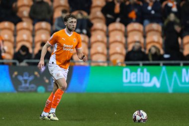 Blackpool takımından Matthew Pennington, 4 Mart 2025 'te Bloomfield Road, Blackpool' da oynanan Blackpool-Peterborough maçında