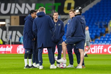 Burnley oyuncuları, Cardiff City Stadyumu, Cardiff, İngiltere 'de oynanan 4 Mart 2025' te oynanan Cardiff City-Burnley karşılaşması öncesinde sahada inceleme yapıyor.