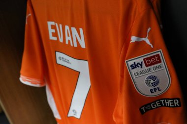 Blackpool 'dan Lee Evans' ın ev tişörtü 4 Mart 2025 'te Bloomfield Road, Blackpool' da oynanan Blackpool-Peterborough United maçı öncesinde soyunma odasında asılıydı.