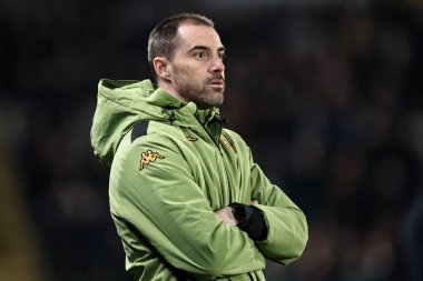 Hull City 'nin Rubn Sells teknik direktörü Hull City' nin 4 Mart 2025 'te MKM Stadyumu' nda Plymouth Argyle 'a karşı oynadığı Sky Bet Şampiyonası maçına bakıyor.