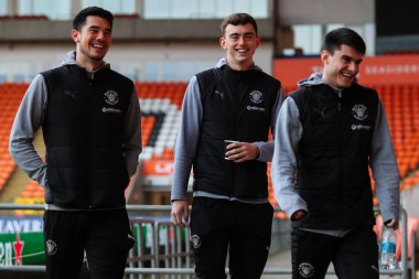 Blackpool 'dan Harry Tyrer takım arkadaşlarıyla birlikte 4 Mart 2025' te Bloomfield Road, Blackpool 'da oynanan Blackpool-Peterborough United maçı öncesinde geldi.