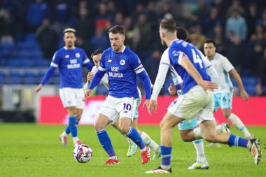 Cardiff City 'den Aaron Ramsey, Cardiff City Stadyumu' nda Cardiff City ile Burnley arasındaki Sky Bet Şampiyonası maçında topu alıyor.