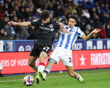 Wrexham 'dan Ryan Longman, 4 Mart 2025' te John Smith 'in Stadyumu' nda oynanan Huddersfield Town-Wrexham maçında rakibini durdurdu.
