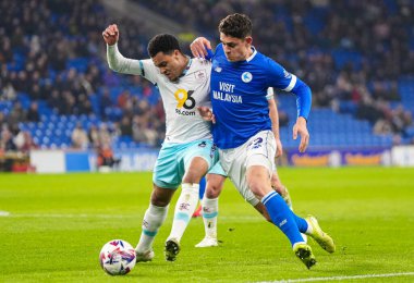 Burnley 'den CJ Egan-Riley Cardiff City' den Yusuf Salech 'in Cardiff City Stadyumu' nda oynanan Sky Bet Şampiyonası maçında baskısı altında.