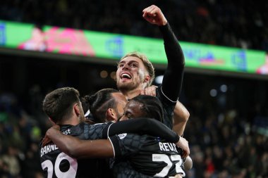 Wrexham 'dan Sam Smith, Wrexham' lı Steven Fletcher 'ı 4 Mart 2025' te John Smith Stadyumu, Huddersfield, Birleşik Krallık 'ta oynanan Sky Bet 1 maçında 1-0' lık galibiyetle kutluyor.