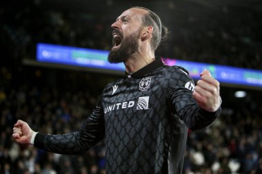 Wrexham 'dan Steven Fletcher, 4 Mart 2025' te İngiltere 'nin Huddersfield Stadyumu' nda oynanan Huddersfield Town-Wrexham maçında 1-0 öne geçtikten sonra golü kutluyor.
