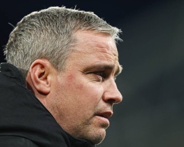 4 Mart 2025 'te John Smith' in Wrexham Stadyumu 'nda oynanan Gökyüzü İddia Ligi 1 maçı öncesinde stadyuma vardı.