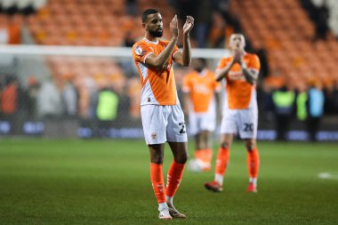 Blackpool 'dan CJ Hamilton, 4 Mart 2025' te Bloomfield Road, Blackpool 'da oynanan Blackpool-Peterborough United maçından sonra ev sahibi taraftarları alkışlıyor.