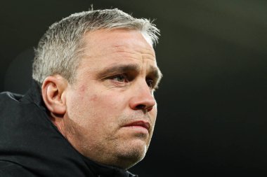 Huddersfield Town 'un Michael Duff teknik direktörü, 4 Mart 2025' te İngiltere 'nin Huddersfield şehrinde oynanan Huddersfield Town - Wrexham maçı öncesinde stadyuma geldi.