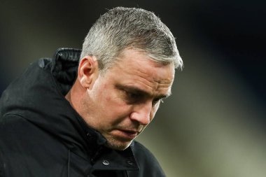Huddersfield Town 'un Michael Duff teknik direktörü, 4 Mart 2025' te İngiltere 'nin Huddersfield şehrinde oynanan Huddersfield Town - Wrexham maçı öncesinde stadyuma geldi.