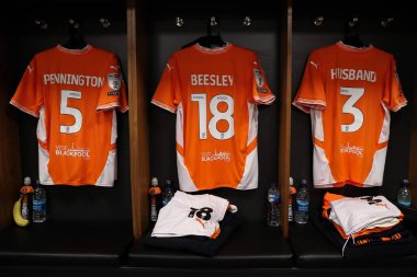 Blackpool oyuncuları soyunma odasında asılıydı. 4 Mart 2025 'te Bloomfield Road, Blackpool' da oynanan Blackpool-Peterborough maçı vardı.